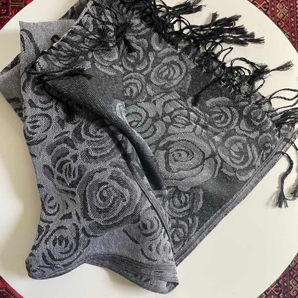 NEW Lightweight Silver Grey Knit Scarf for women, 76x27